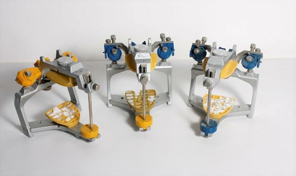 Bild von Repromat Artikulatoren "blau und gelb" mit Sockelplatten 3St., Articulator, ID26